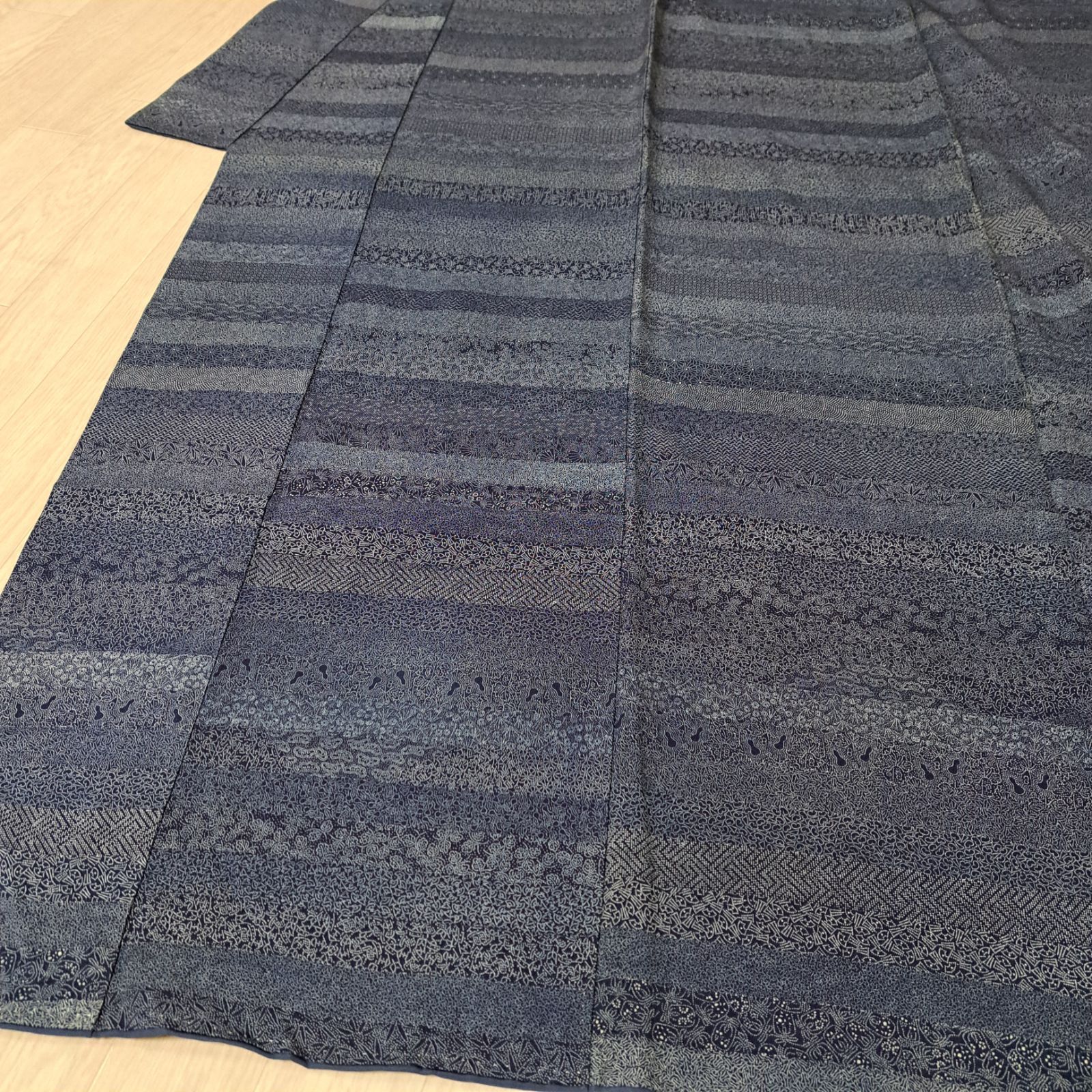 江戸小紋】裄65 身丈154 袖48.5 正絹 袷 濃紺 横段に小紋寄せ柄 や