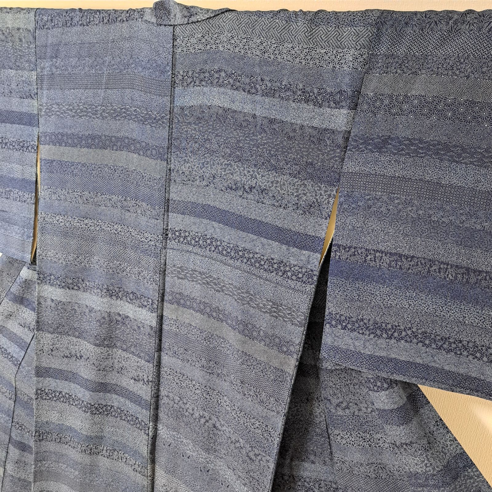 新品　美品　袷　正絹　江戸小紋　寄せ小紋　フルセット　紺鼠色　ややゆったり 江戸小紋】裄65 身丈154 袖48.5 正絹 袷 濃紺 横段に小紋寄せ柄 や