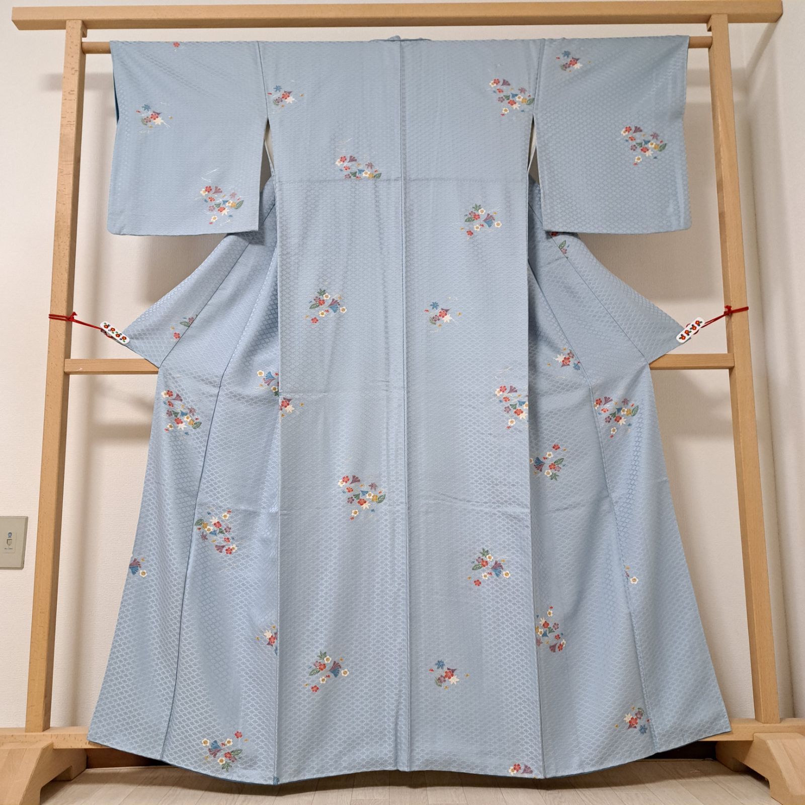 【小紋】正絹　裄長め　都会的&洒落感満載 小紋】裄67.5 身丈163.5 袖49 正絹 袷 地紋入りライトブルー系色に