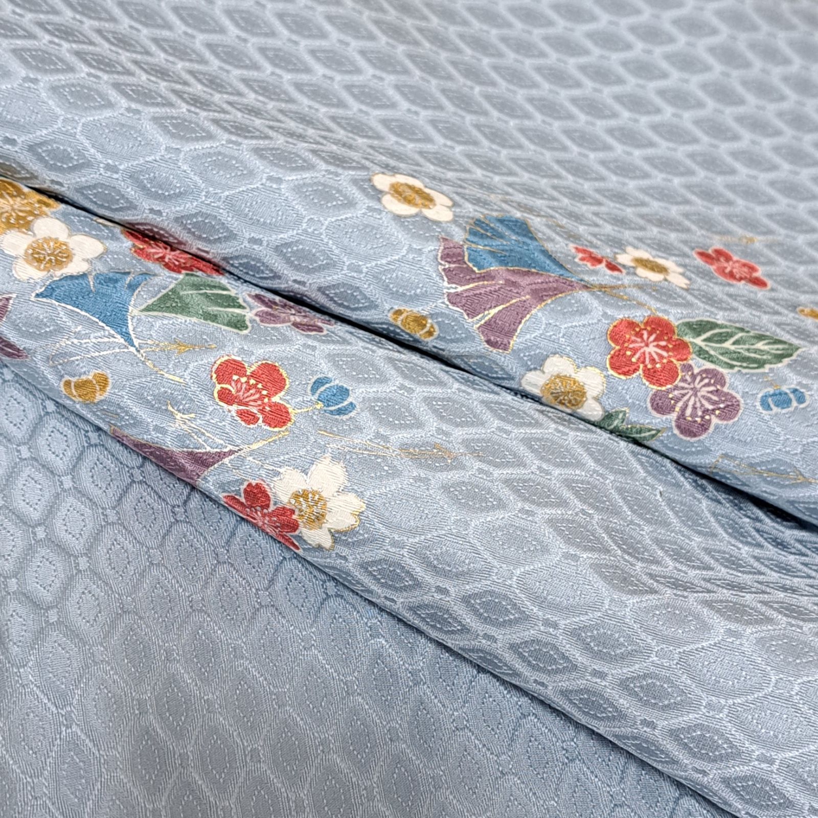 【小紋】正絹　裄長め　都会的&洒落感満載 小紋】裄67.5 身丈163.5 袖49 正絹 袷 地紋入りライトブルー系色に