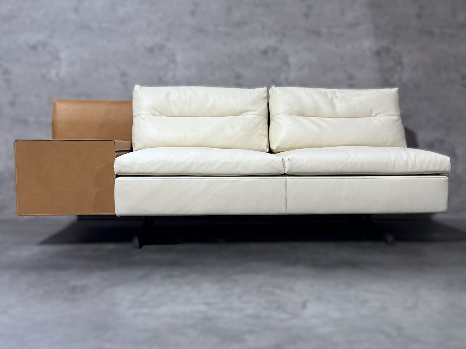  Poltrona Frau GranTorino 2人掛けソファ 本革 収納付 ホワイト キャメル クリーニング済 在庫No i 00030 コットンモダン 2人掛け 3人掛けソファ ソファ ソファベッド