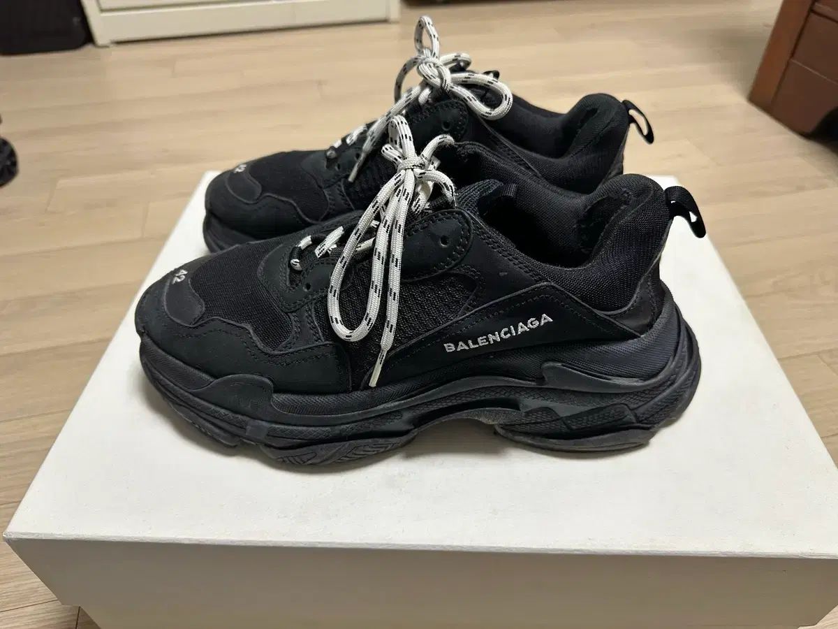 バレンシアガ トリプルS ダーティーブラック スニーカー 42 - メルカリ