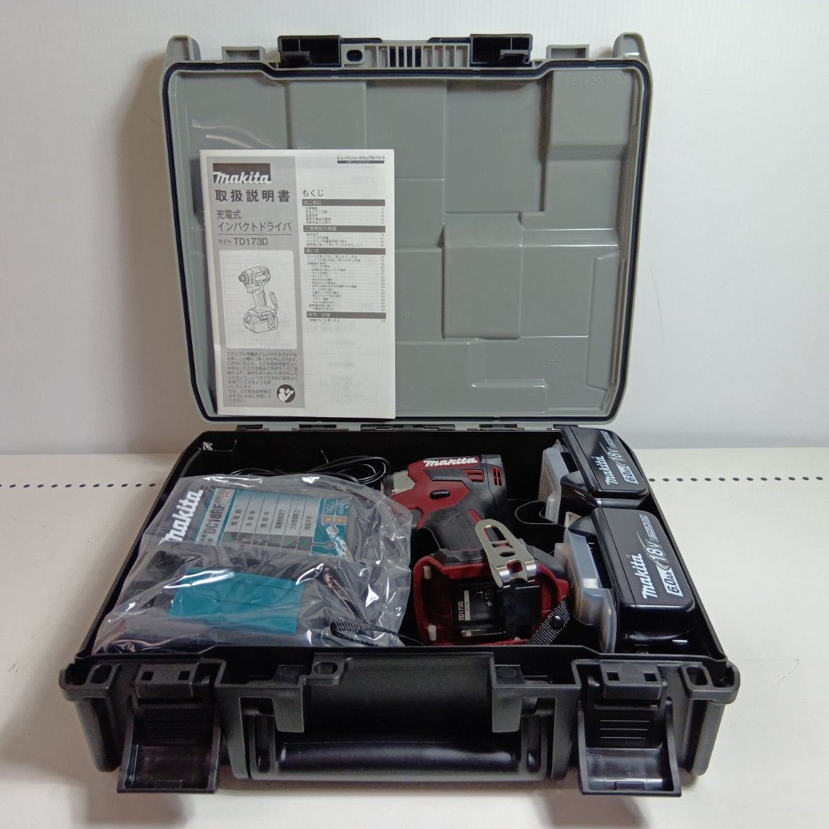 MAKITA マキタ インパクトドライバ レッド S 充電器 充電池 ケース付 コードレス式 18 v 6 0 Ah