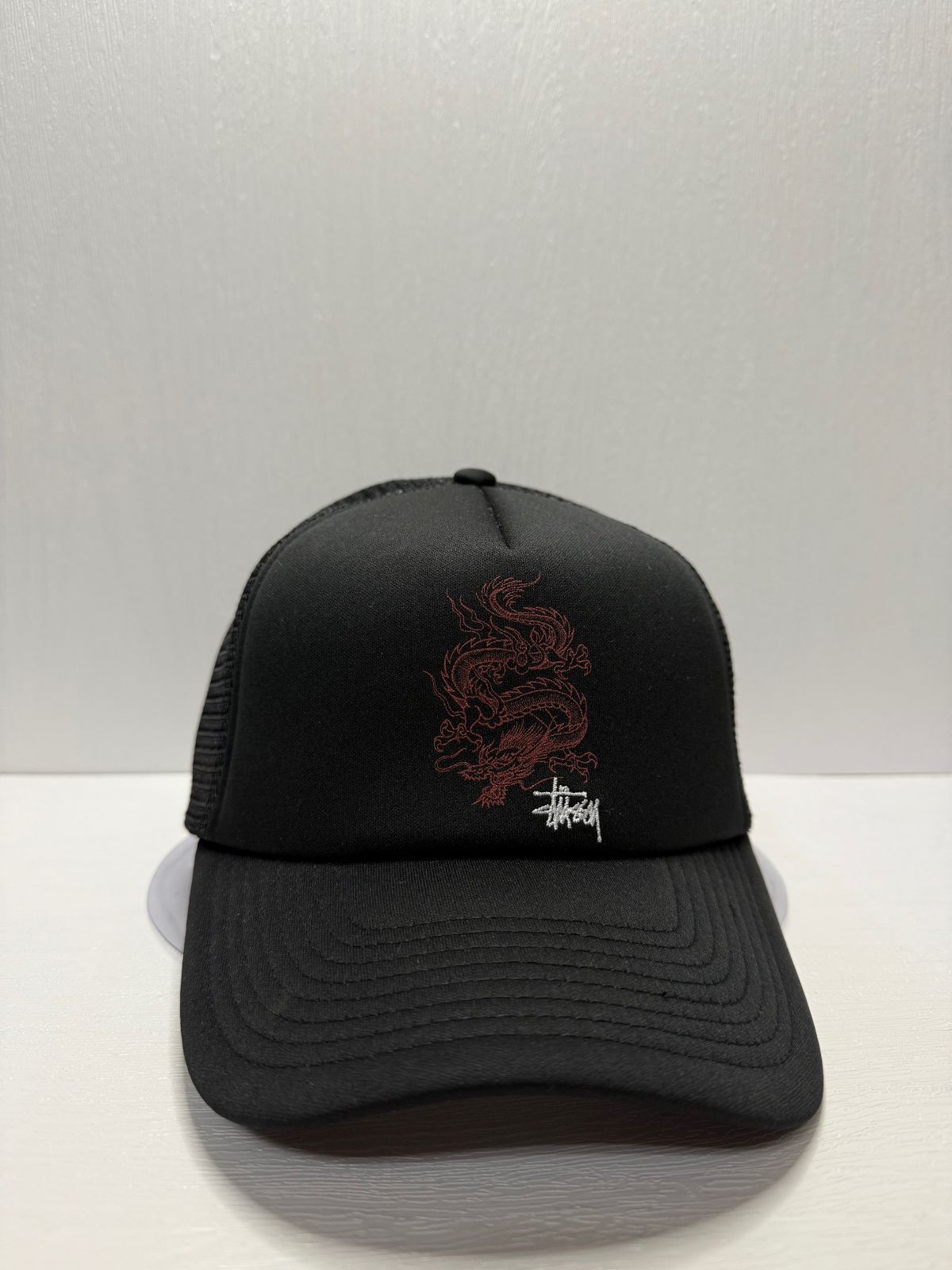 Stussy ドラゴン トラッカーキャップ ブラックカラー - メルカリ