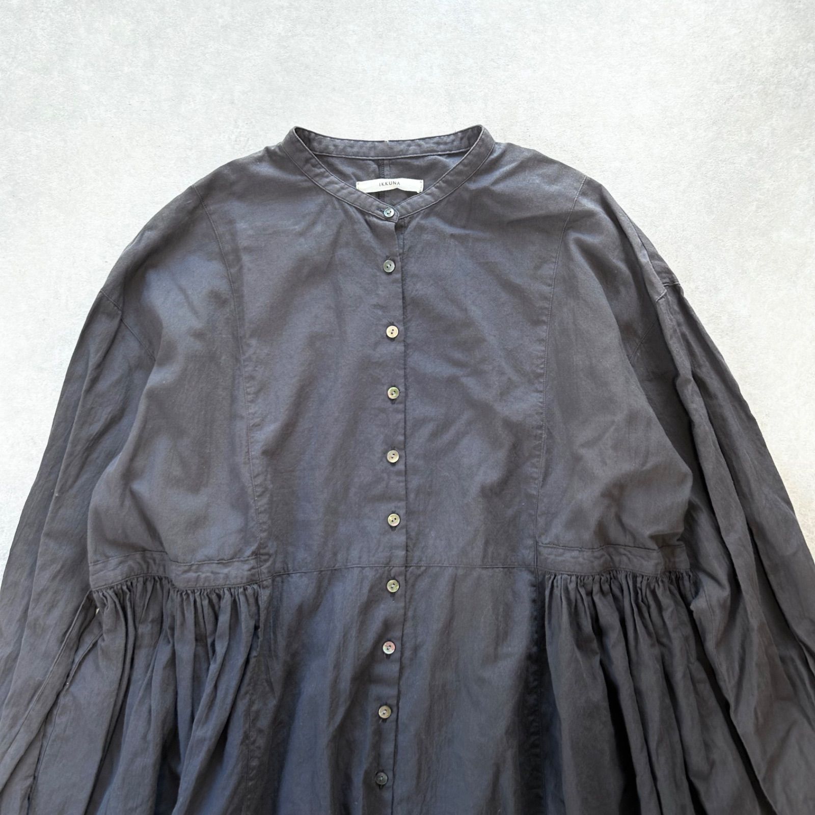 ikkuna イクナ オーガニックコットン ペプラム ギャザーノーカラー