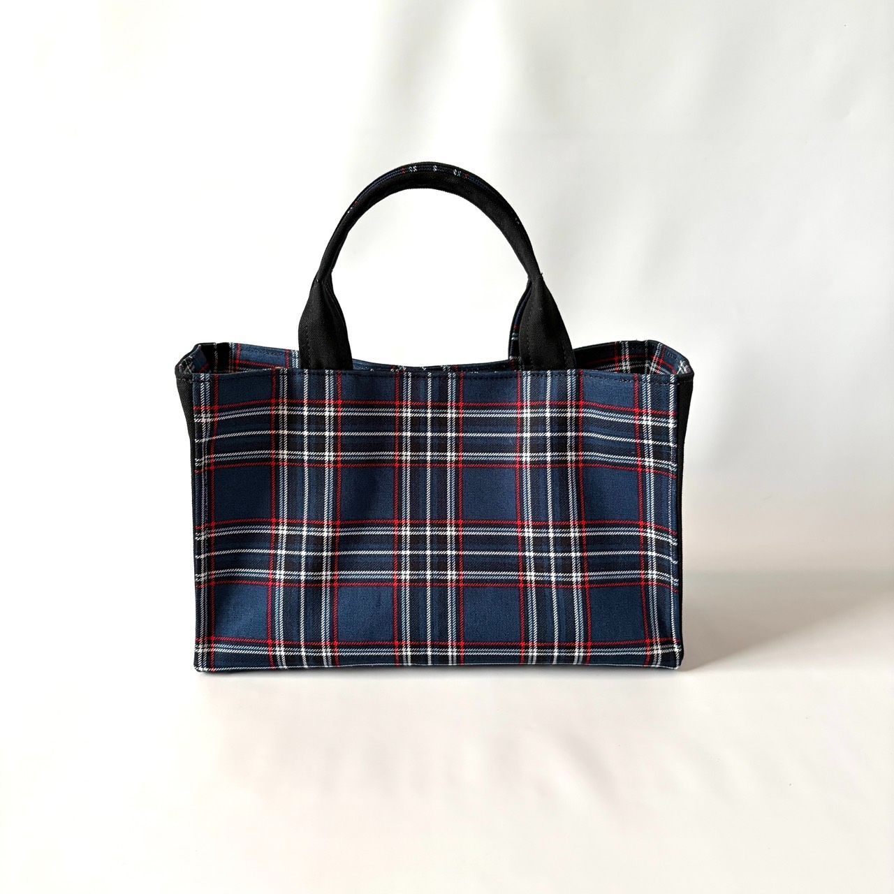 タータンチェック柄の紙袋風トートバッグ(ネイビー)☆Dカン付き - メルカリ