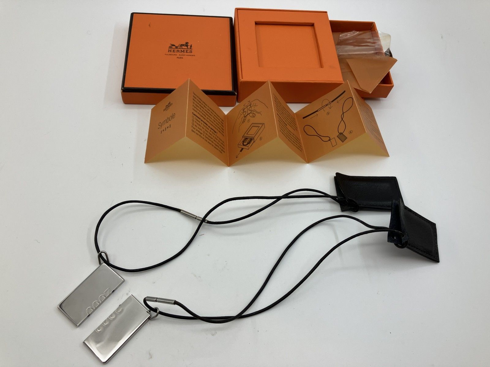 HERMES エルメス 2000年 シンボル ペアネックレス メタルトップ約4×2cm レザーコード ブラック HERMES エルメス 2000年 シンボル ペアネックレス メタルトップ約4×2cm