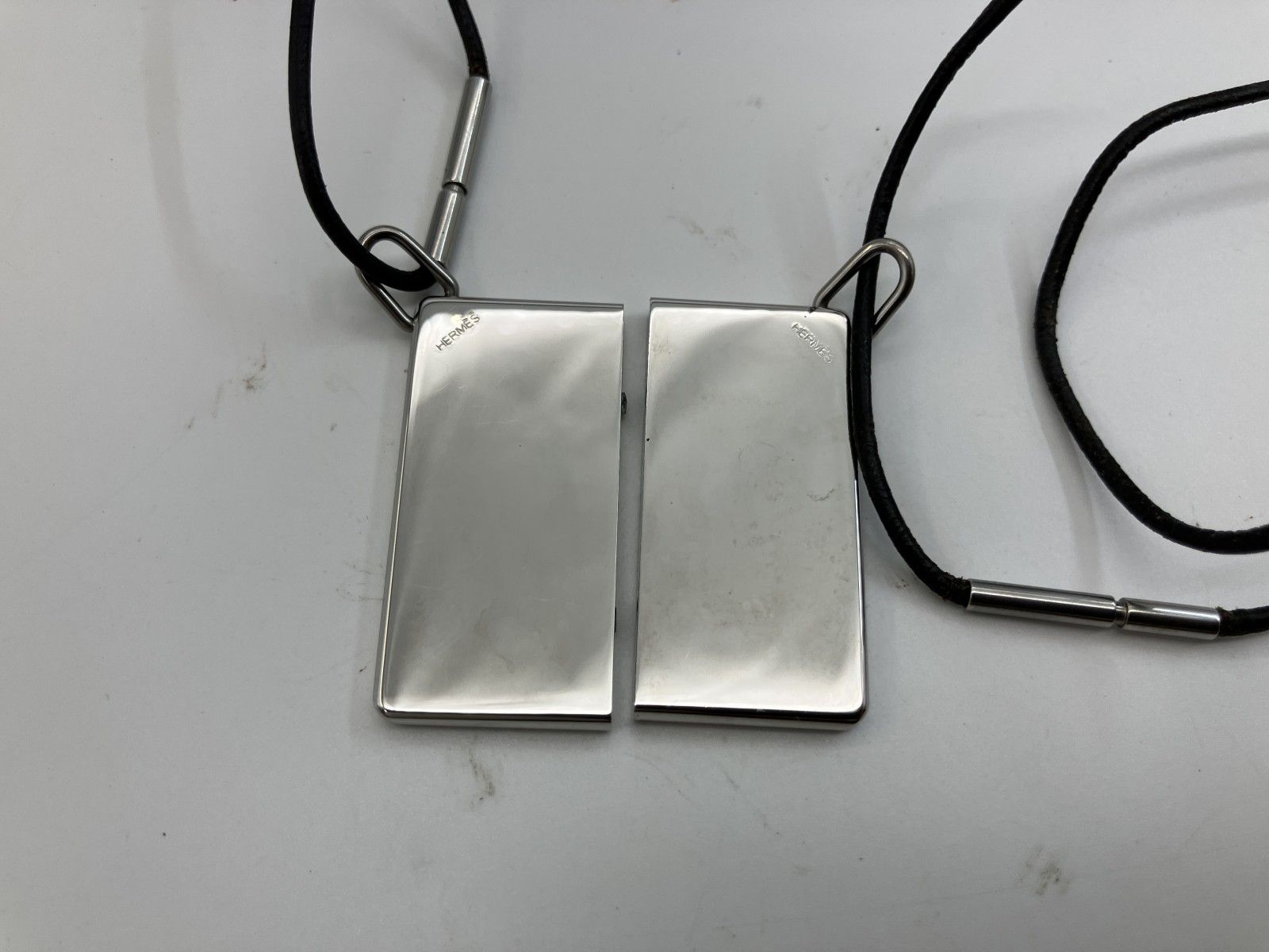 HERMES エルメス 2000年 シンボル ペアネックレス メタルトップ約4×2cm レザーコード ブラック HERMES エルメス 2000年 シンボル ペアネックレス メタルトップ約4×2cm