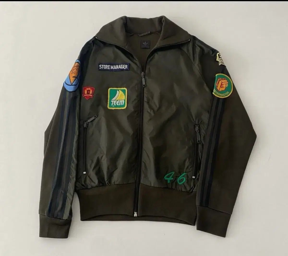 アディダス 必須アイテム カーキ ジャージ