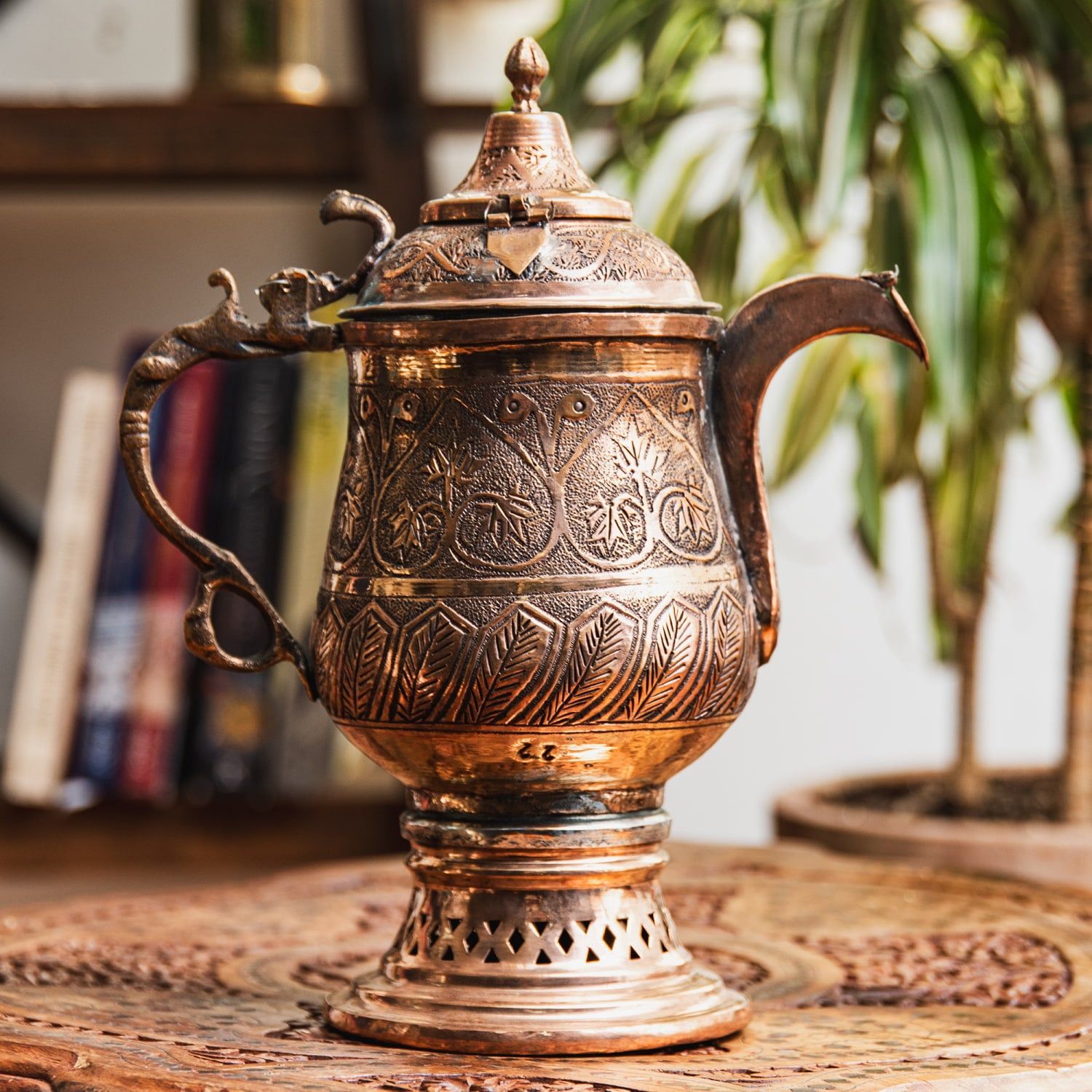 カシミールの重厚な精細彫金 カシミリ サモワール カワ を沸かして楽しむ道具 高さ 30.5 cm程度 テーブルウェ