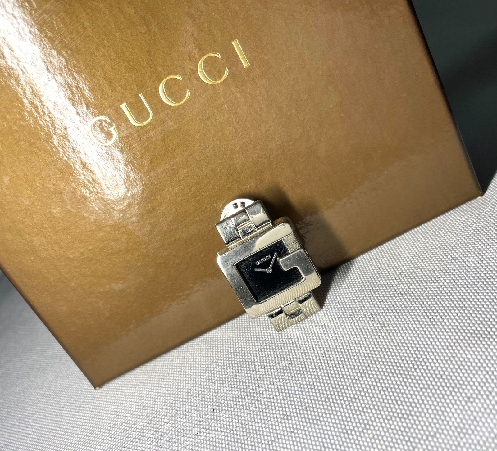 GUCCI グッチ ブランドロゴ ウォッチ ベルトデザイン ピンブローチ シルバー ブラック 男女兼用 箱あり