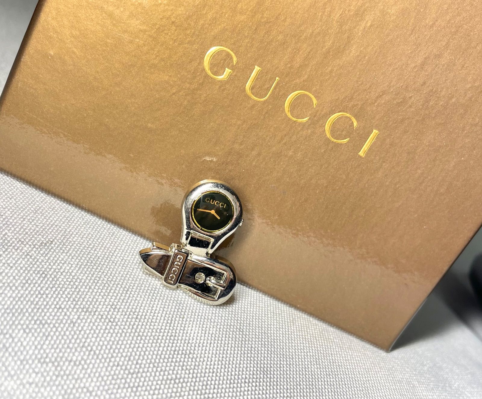 GUCCI グッチ ブランドロゴ ウォッチ&ベルトデザイン ピンブローチ