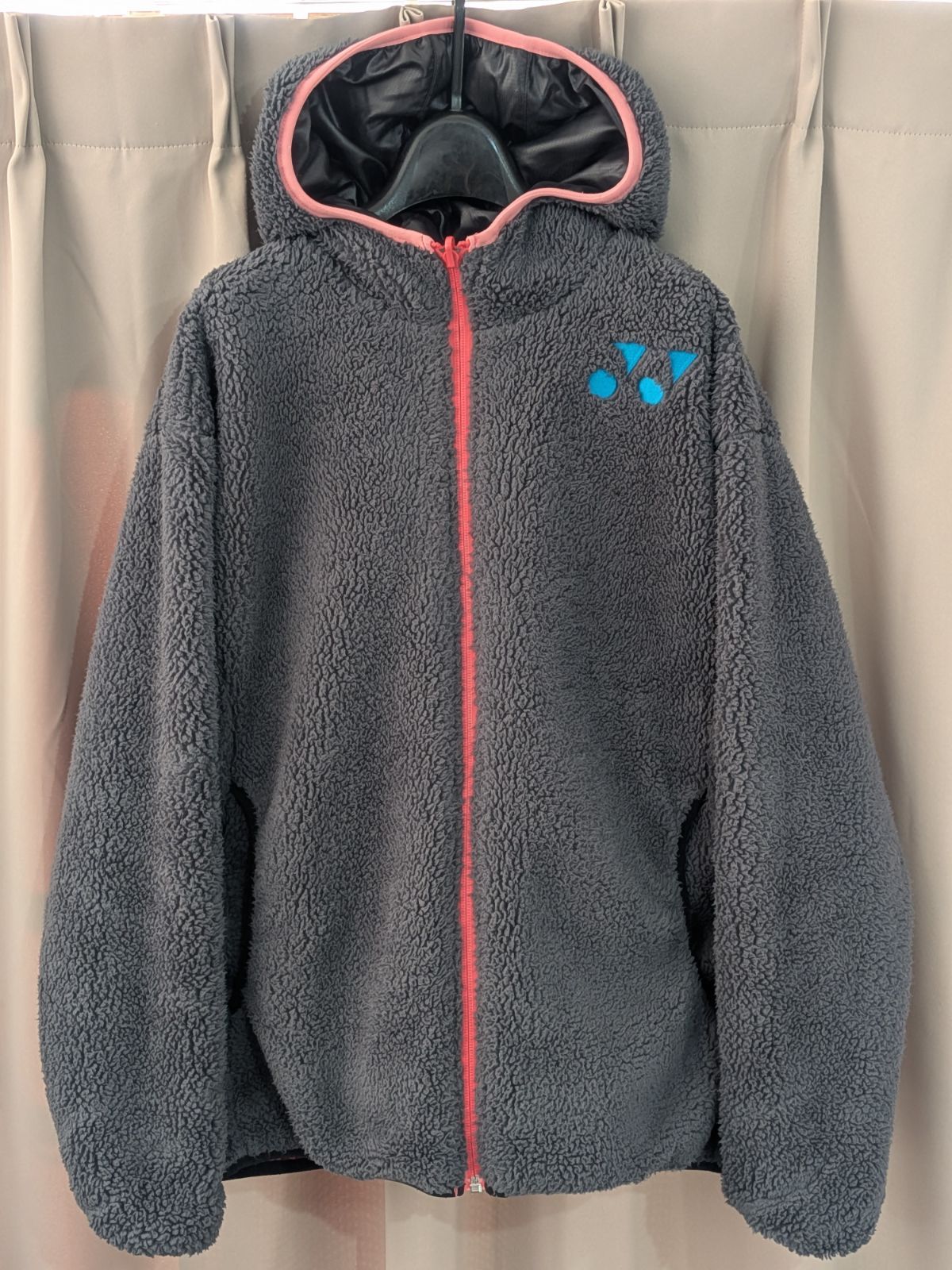 YONEX ボアリバーシブルジャケット　Mサイズ YONEX ヨネックス ボア リバーシブルジャケット M グレー × ピンク