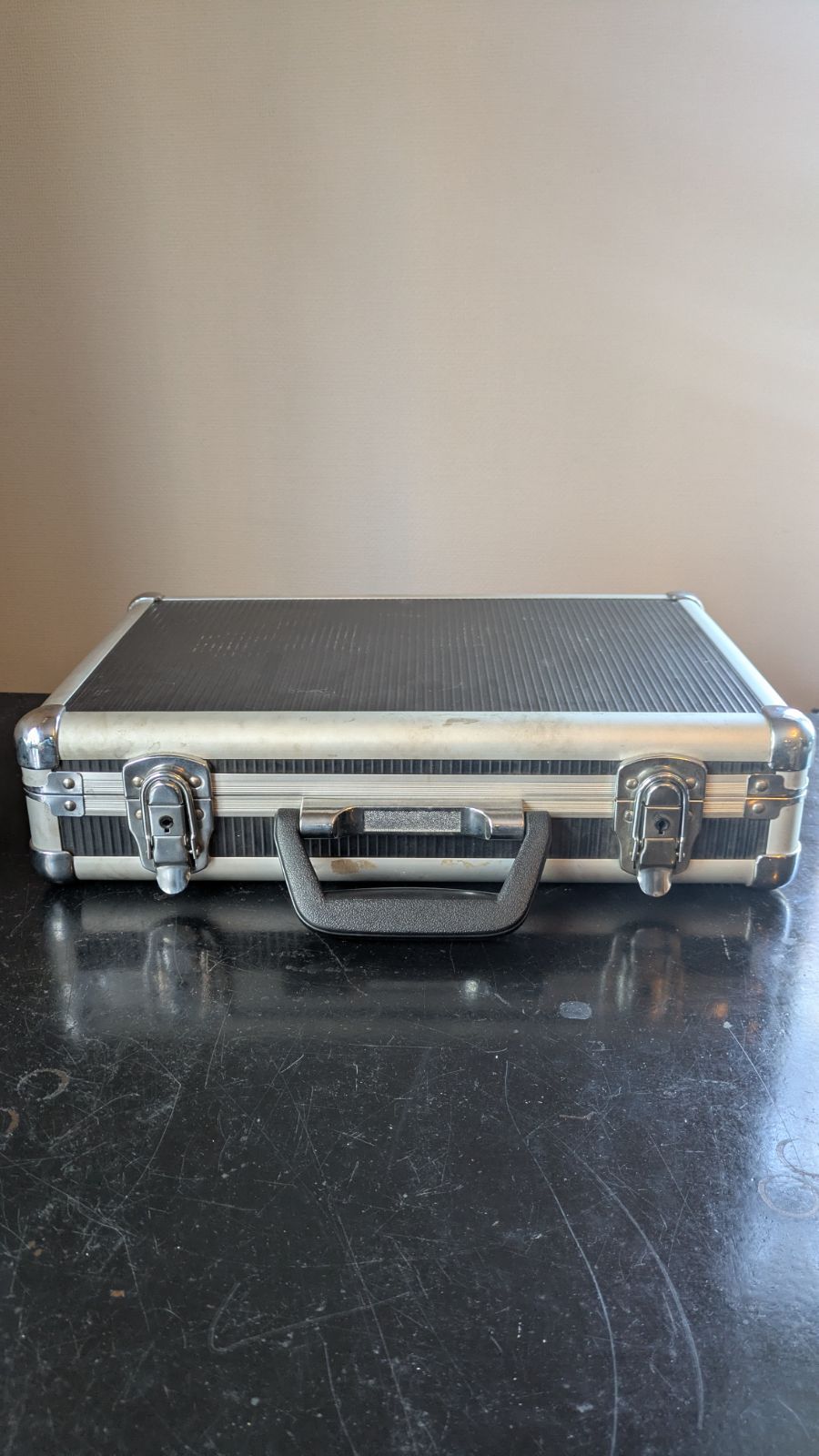 アルミアタッシュケース　中古品 アルミケース アタッシュケース 中古品 - メルカリ