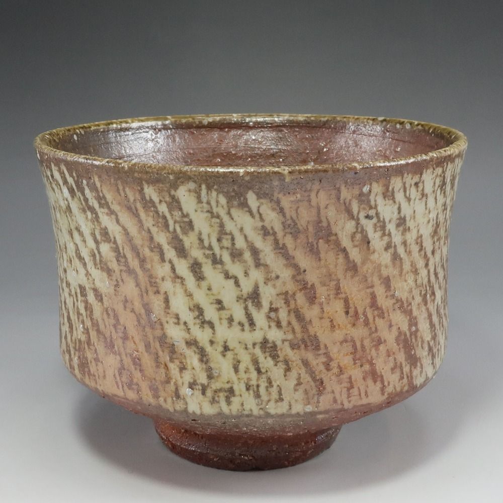 人間国宝【島岡 達三】(作)の『地釉象嵌縄文 茶碗』 人間国宝 島岡達三 作 灰被象嵌縄文茶碗 陶磁器 _ 骨董品 - メルカリ