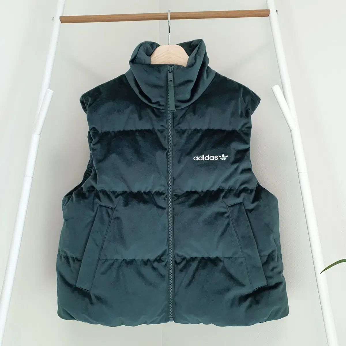アディダス リージェン ツアーベルベット ダウンベスト