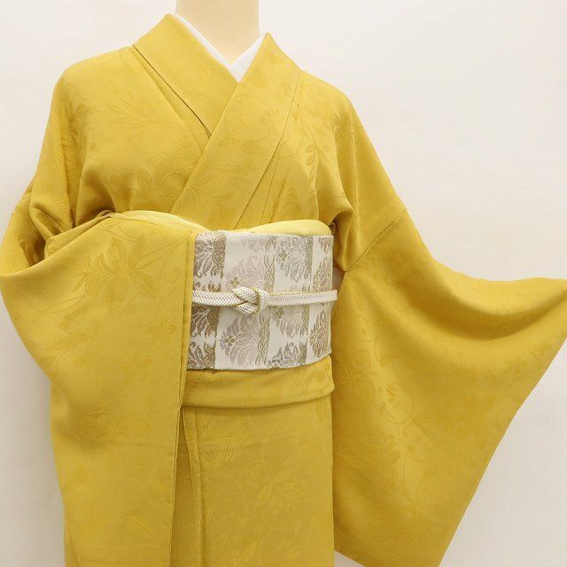 隠し味を持つ色で遊ぶ大人のお洒落 色無地