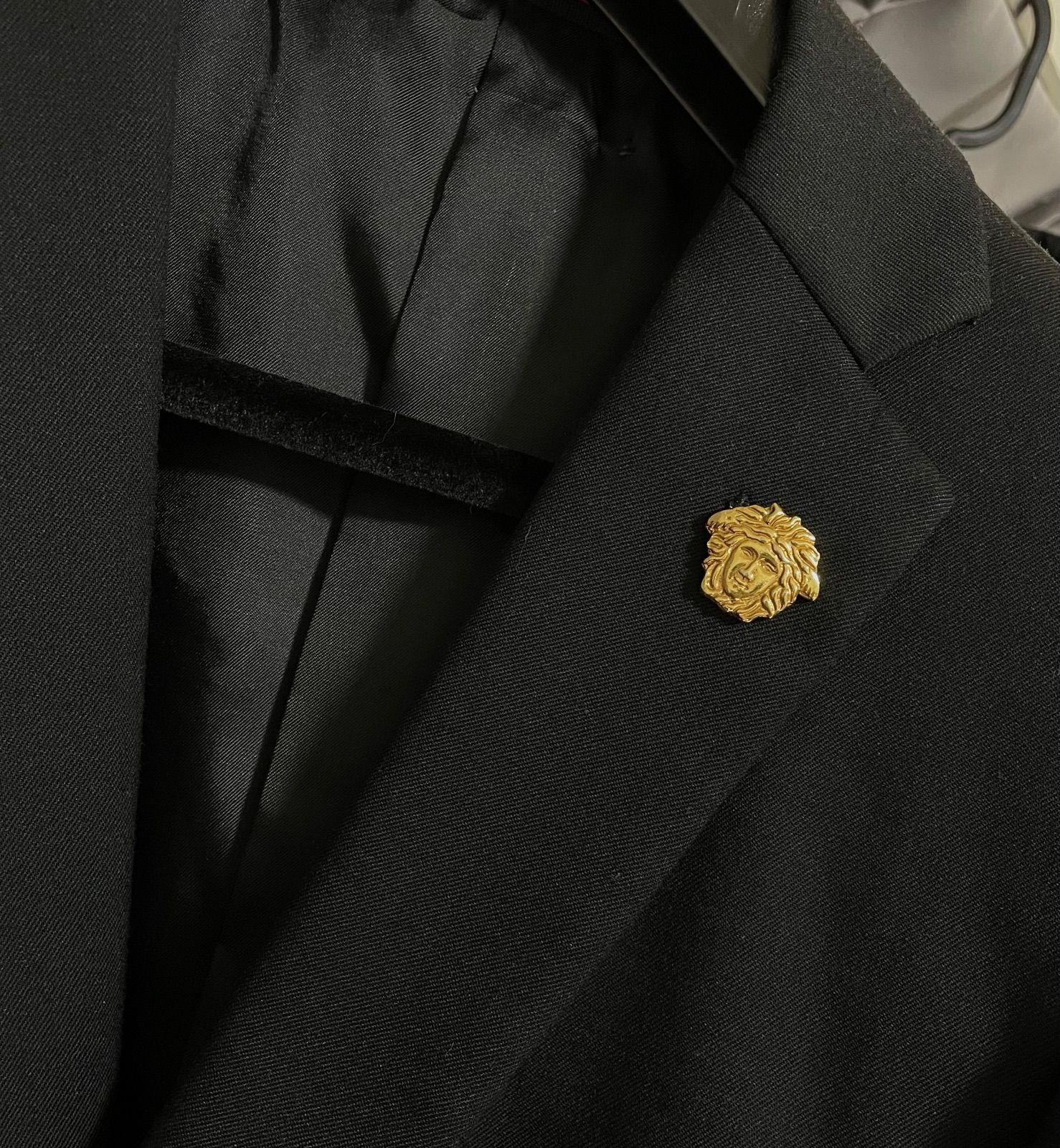 VERSACE ヴェルサーチ メデューサフェイスデザイン ヴィンテージピンブローチ ゴールド 男女兼用 ギフトやプレゼントにも