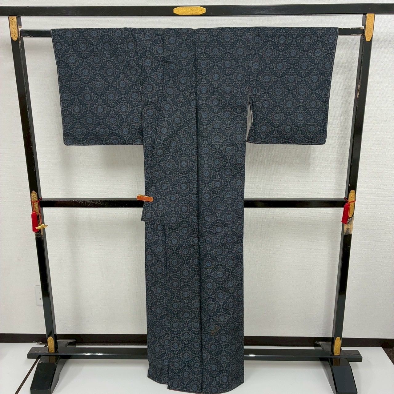 本場大島紬 裄65 横双 素敵な絣柄 正絹 着物 MK-1903 - メルカリ