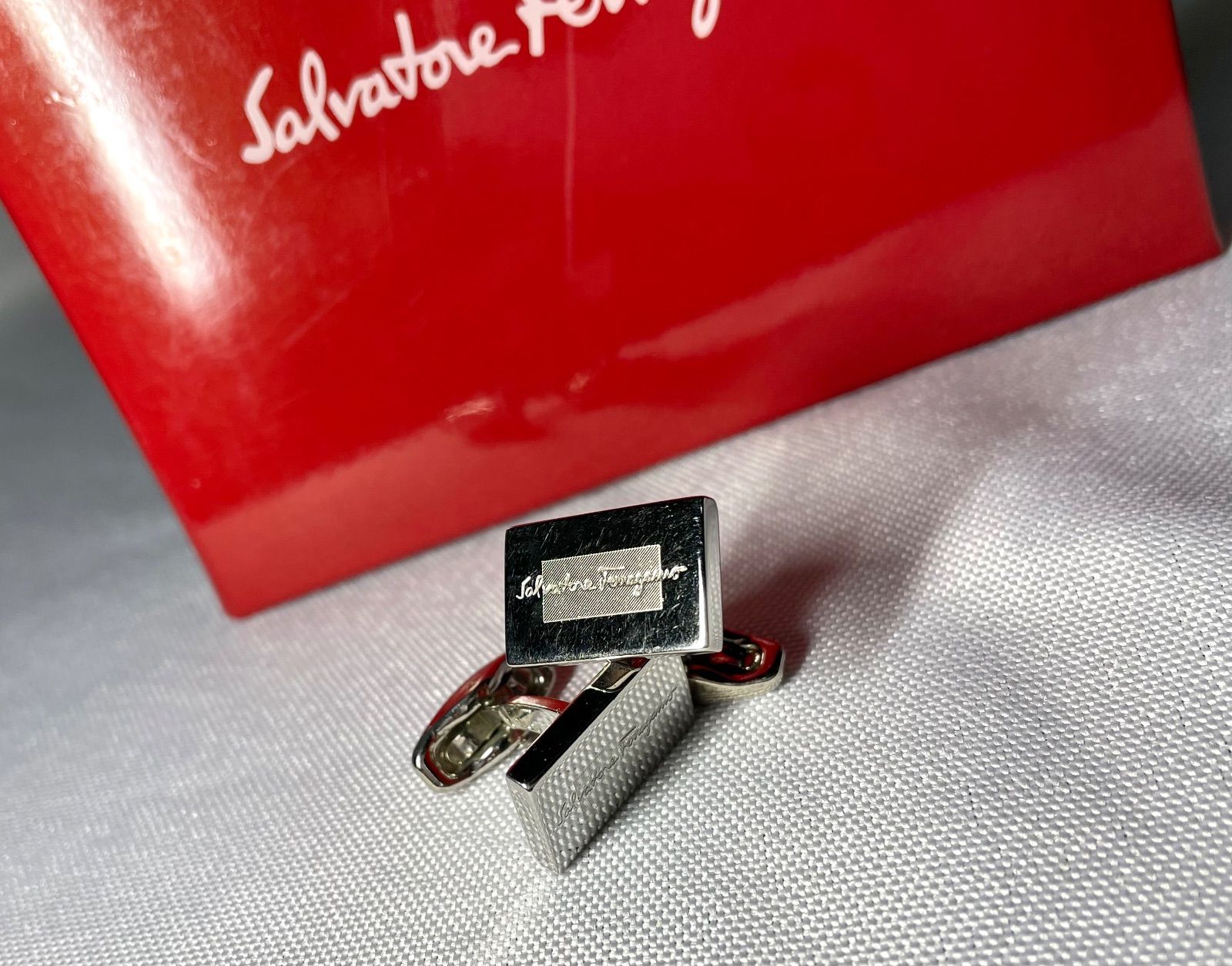 美品 Salvatore Ferragamo サルヴァトーレフェラガモ ブランドロゴ文字