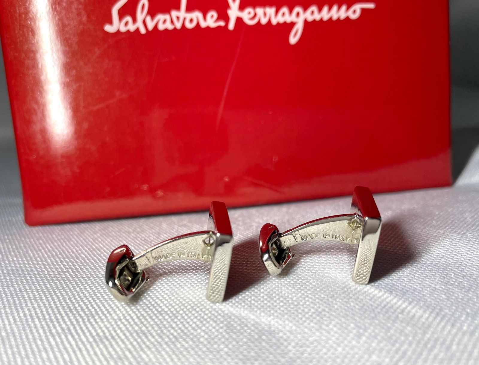 サルヴァトーレ フェラガモ カフス レッド シルバー金具 サルヴァトーレ フェラガモ カフス レッド シルバー金具