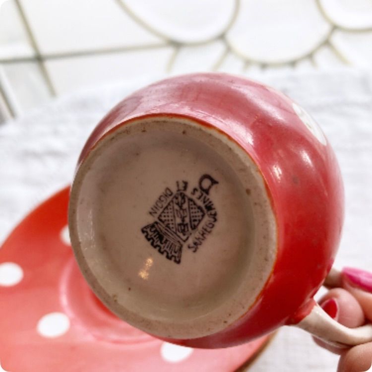 レトロな赤の水玉模様が可愛らしい