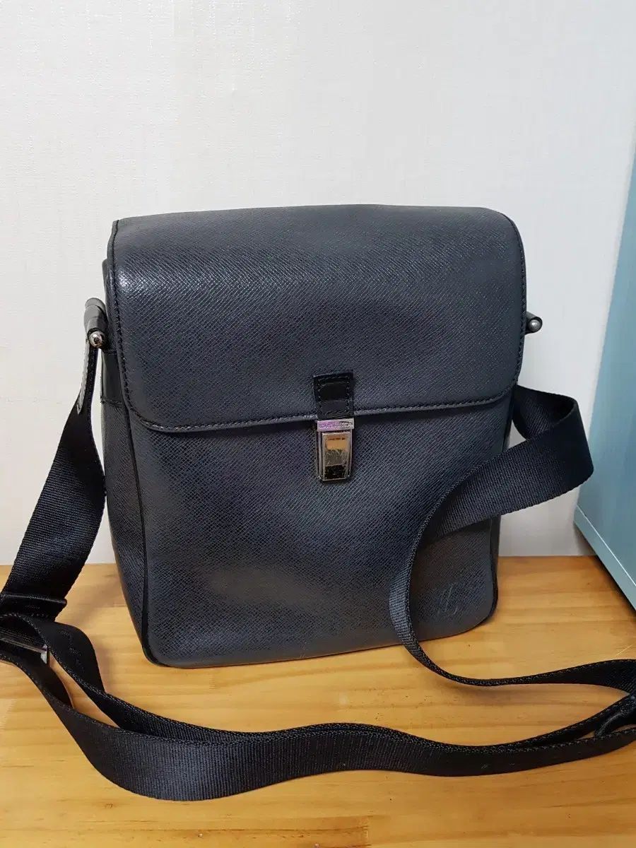 ルイヴィトン ブラック クロスバック メンズ