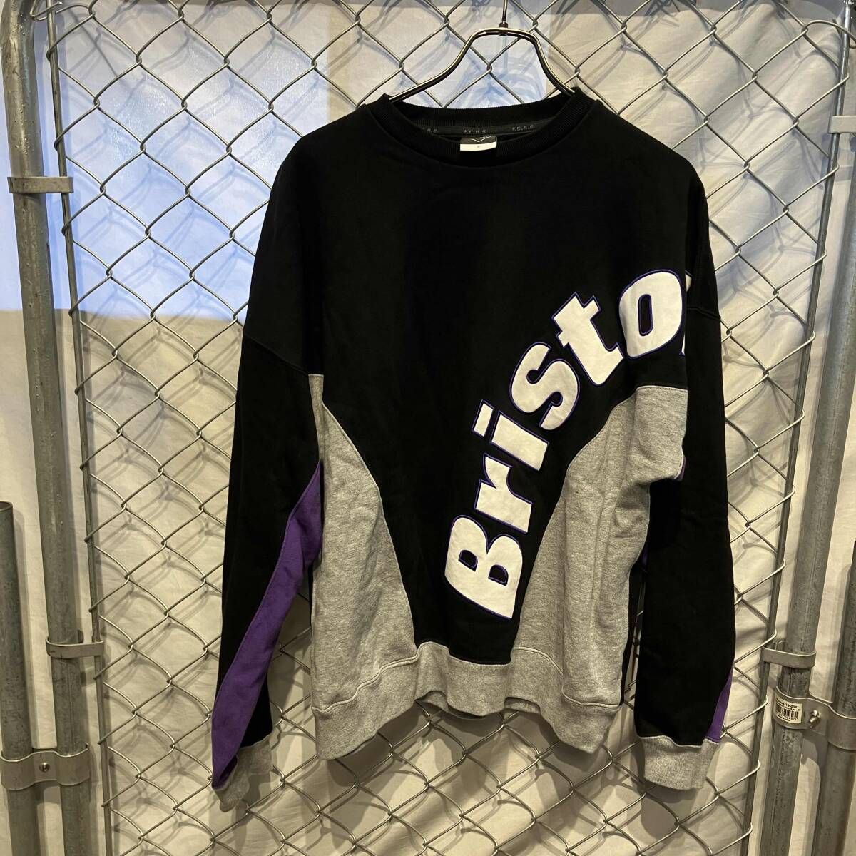F.C.R.B.（F.C.Real Bistol ）スウェット BIG LOGO PANELED CREWNECK 