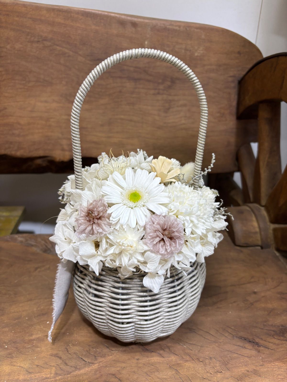 プリザーブドフラワー アレンジ お花 装飾 白 ピンク ニュアンス グレー くすみ バスケット スモーキー