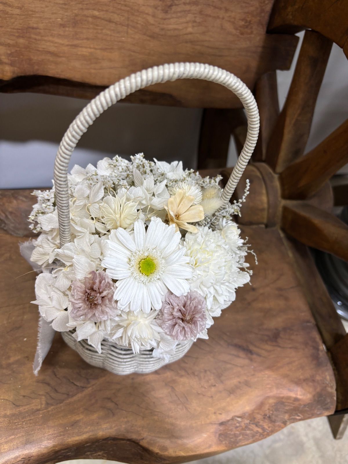 プリザーブドフラワー アレンジ お花 装飾 白 ピンク ニュアンス グレー くすみ バスケット スモーキー