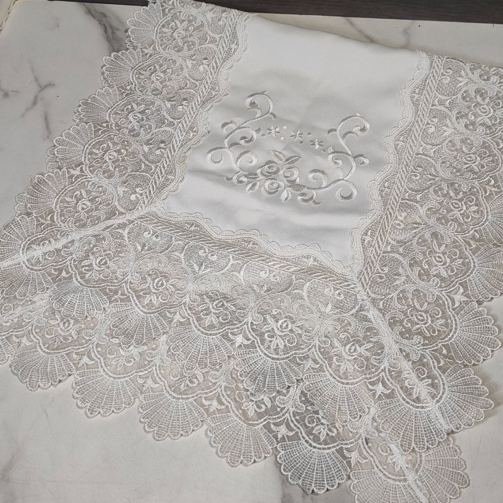 ヴィンテージ キャビンレースホワイト40✖️75テーブルセンター時代もの  レア物 ヴィンテージ キャビンレースホワイト40✖️75テーブルセンター時代