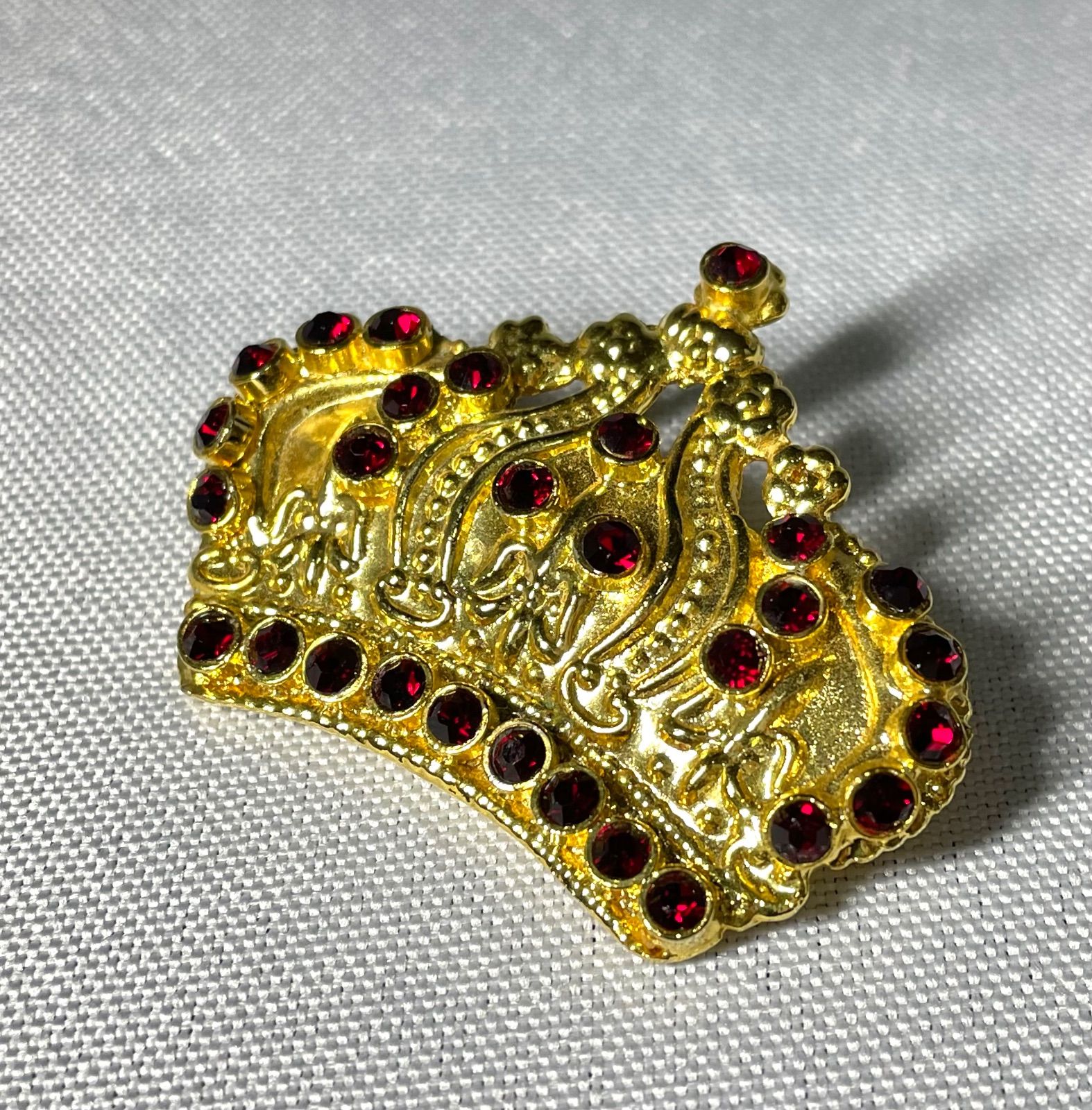 VERSACE ヴェルサーチ レッドラインストーン装飾 王冠デザイン クラウン ヴィンテージブローチ ゴールド 男女兼用