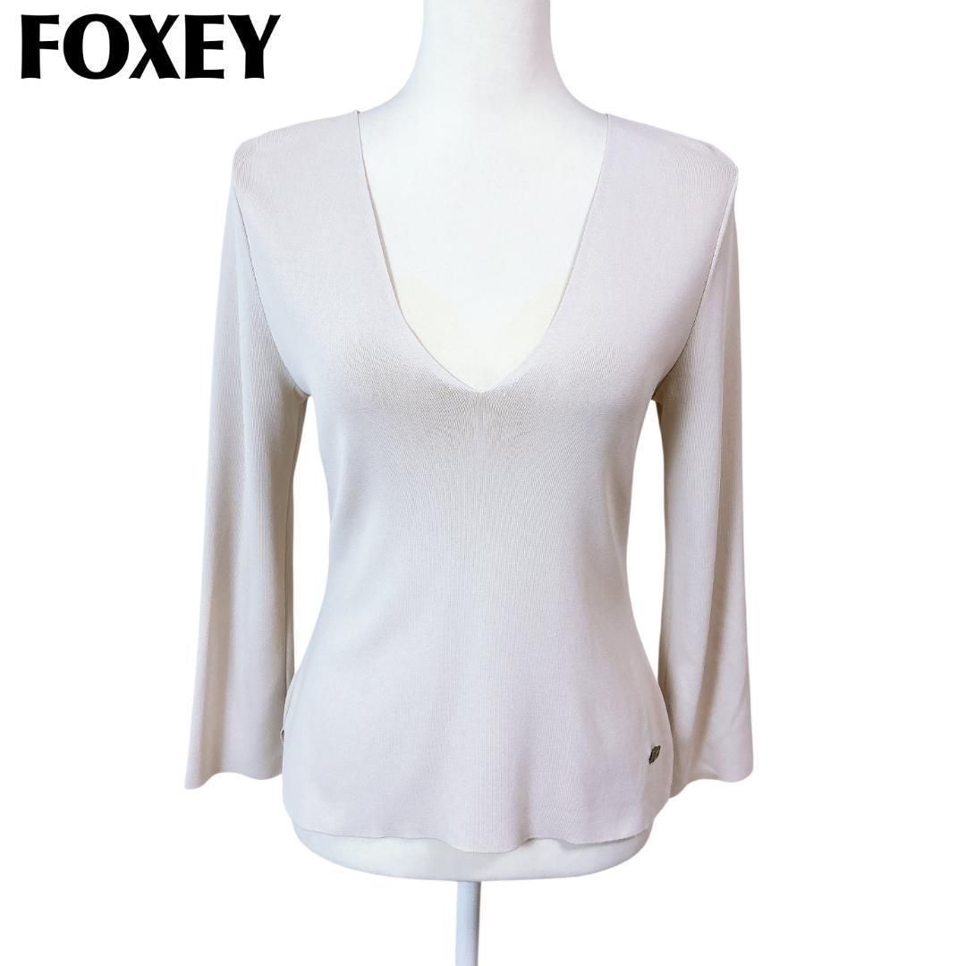 美品】FOXEY NEW YORK ニットソー Vネック 裾プレートロゴ 40 - メルカリ