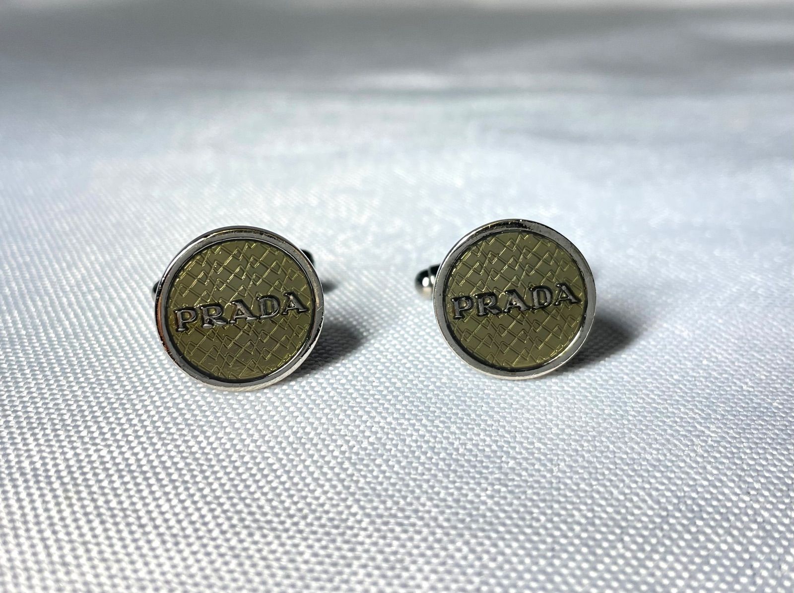 PRADA プラダ ブランドロゴ文字パターンデザイン クロームシルバー＆ダークカーキ系 オーバルカフス カフリンクス ボタン