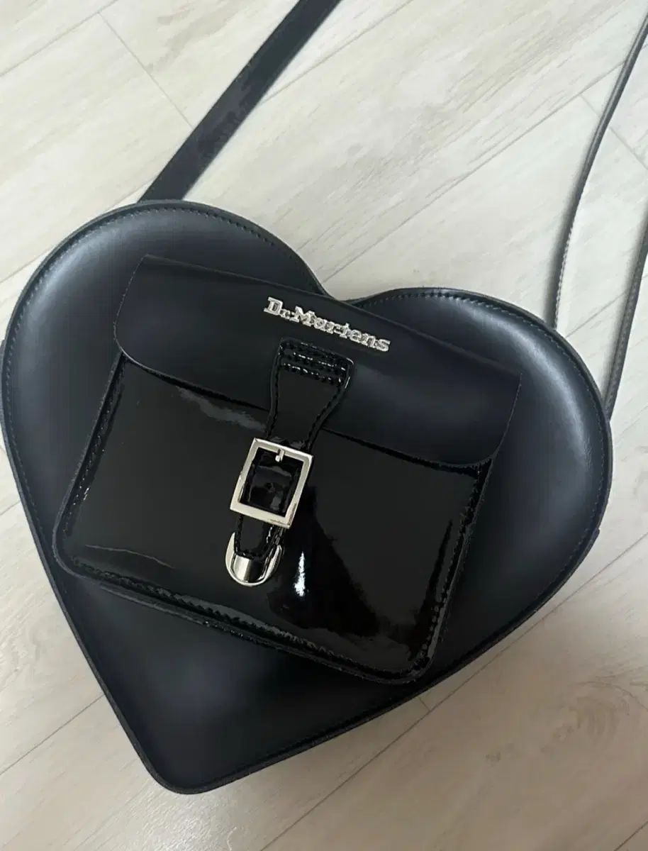 DR MARTENS ドクターマーチン ハート クロスバッグ