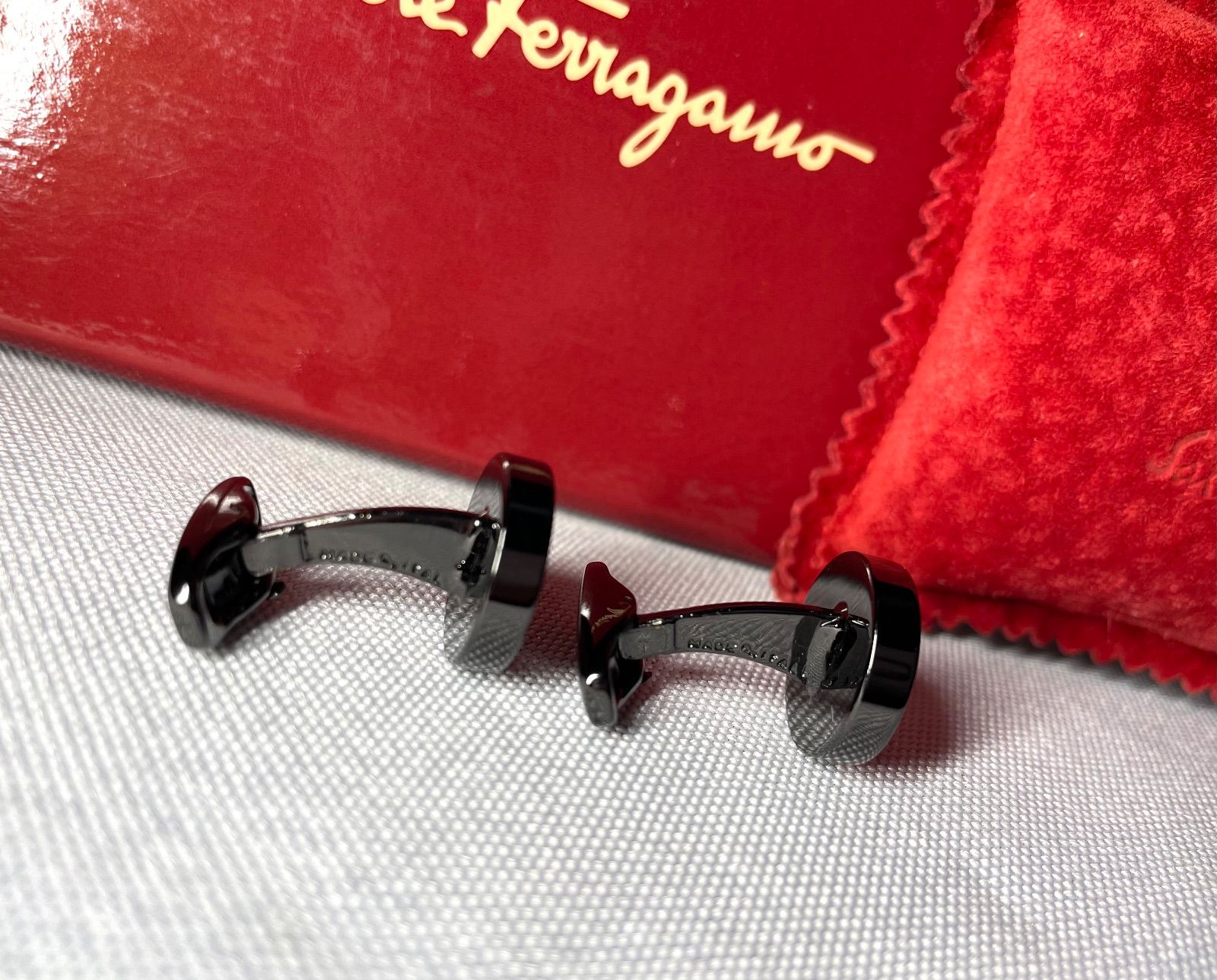 サルヴァトーレ フェラガモ カフス レッド シルバー金具 サルヴァトーレ フェラガモ カフス レッド シルバー金具 フェラガモ