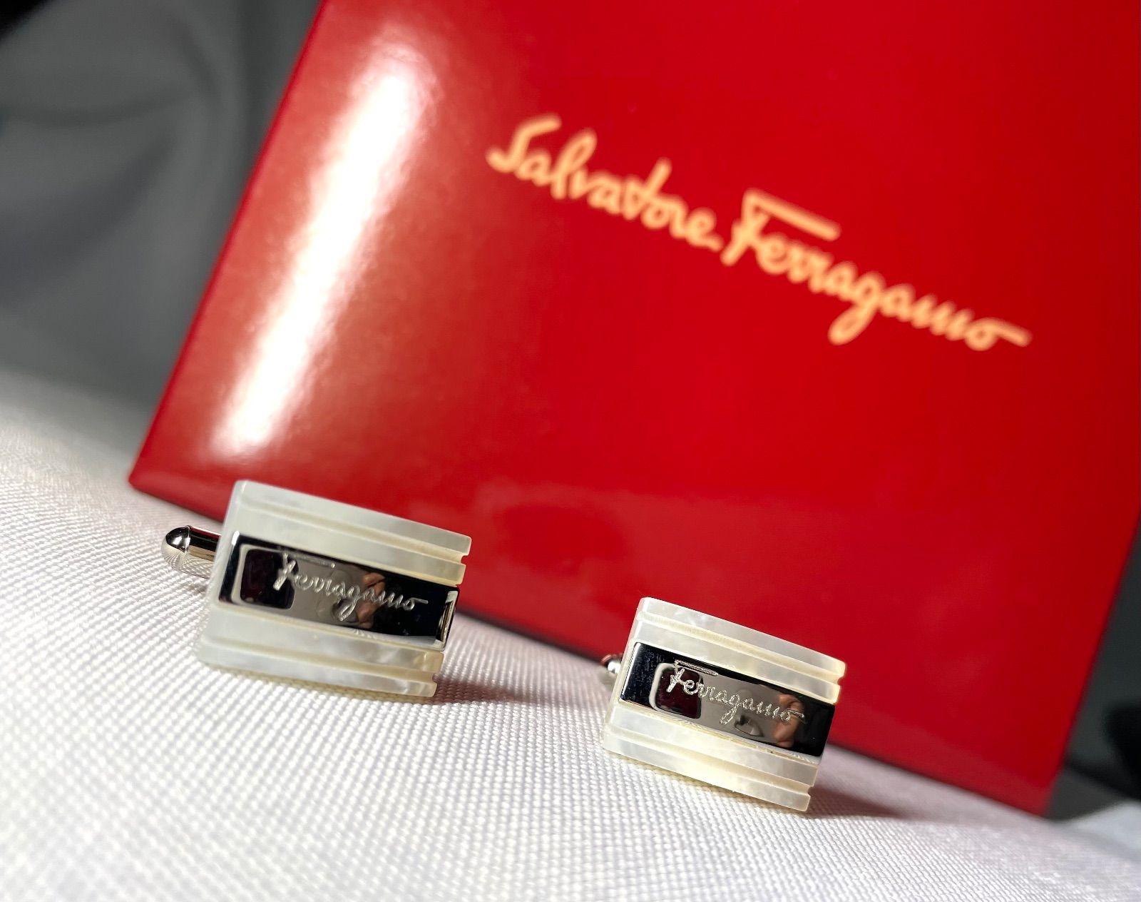 Salvatore Ferragamo サルヴァトーレフェラガモ マザーオブパール ロゴ文字 カフス シルバー カフリンクス ボタン ケース有