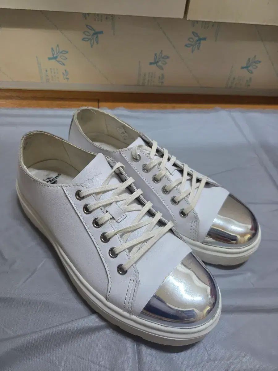 UK7 DR. MARTENS ドクターマーチン アレクセイ 白