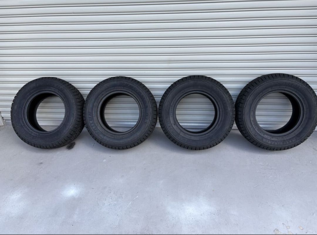 スノーフレークマーク付き 235 70 R 15 4本 アメ車 アストロ シボレー フォード ジムニーシエラ デリカ 四駆等に