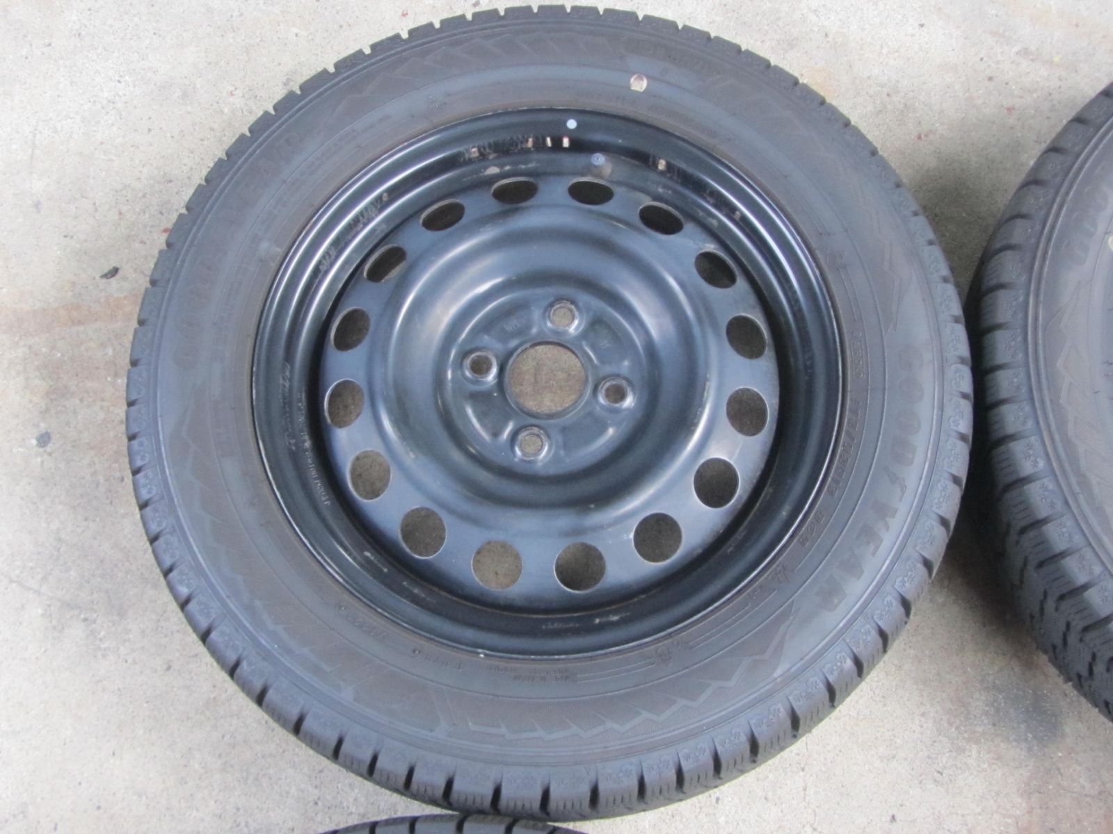 お買い得】175/65R15 スタッドレス グッドイヤー アイスナビ8 カローラ 