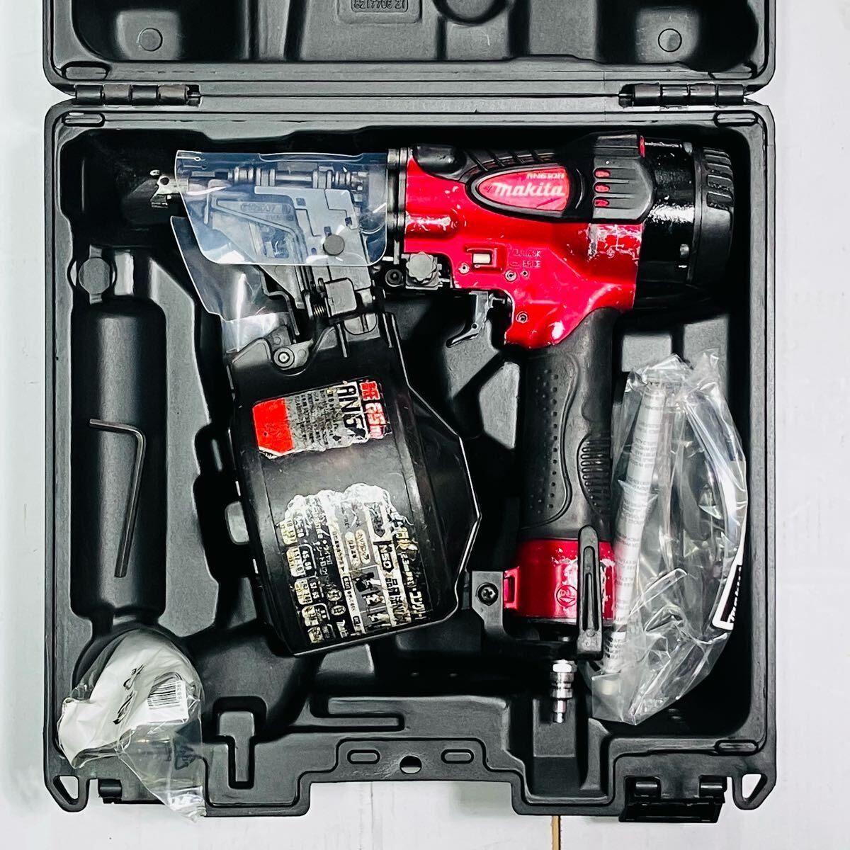 整備品 動作良好 マキタ makita 65 mm 高圧エア釘打機 釘打ち機 AN 610 H ケース付き