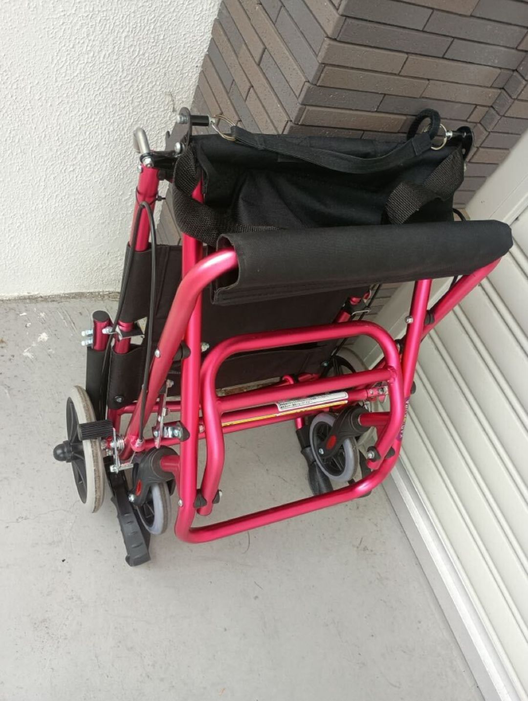 カドクラ車椅子 簡易式介助いす 軽量 折り畳み 簡易型 カットビー レッド かどくら キャンディレッド