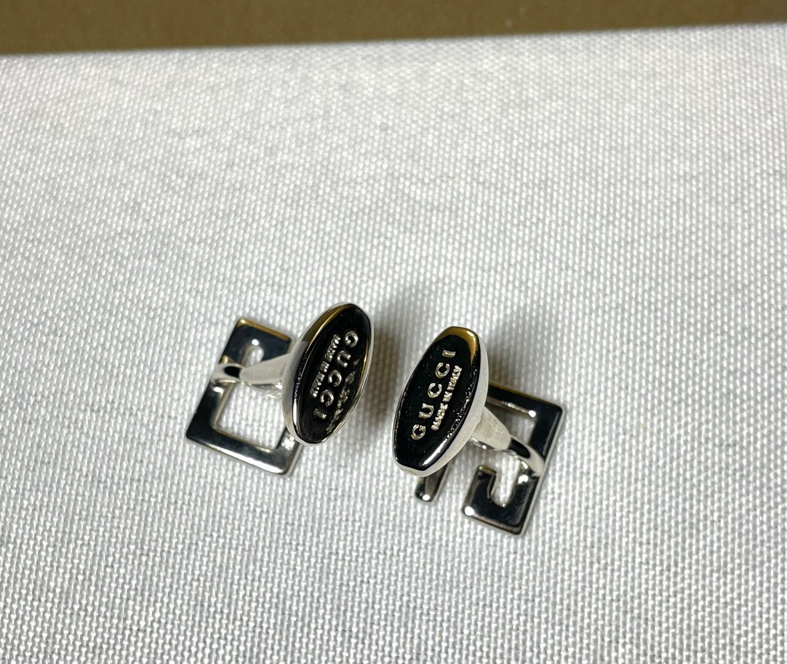 美品 希少 GUCCI グッチ 鏡面クロームシルバー Gデザイン カフス