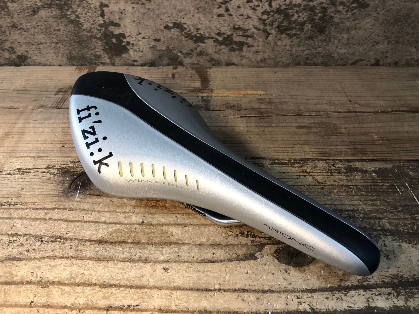 Fizik アリオネR1 サドル 【公式通販】