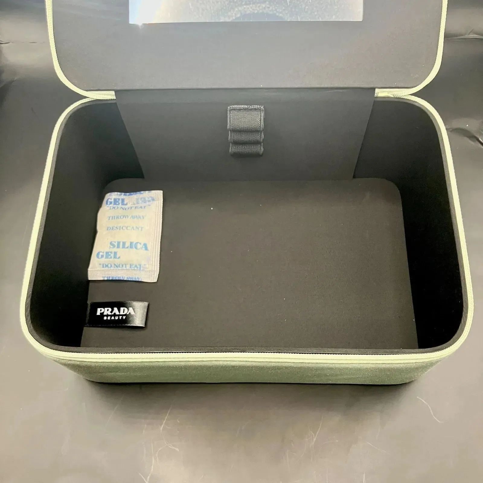 非売品】PRADA ビューティー ミントグリーン メイクボックス ポーチ 