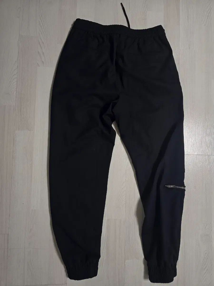 ジュンジェイ ブラック ジッパー ポケット カーゴ ジョガーパンツ