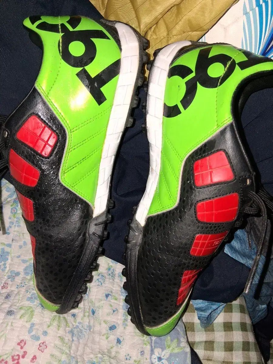 ナイキサッカーシューズ フットサルシューズ 250 255 スクール