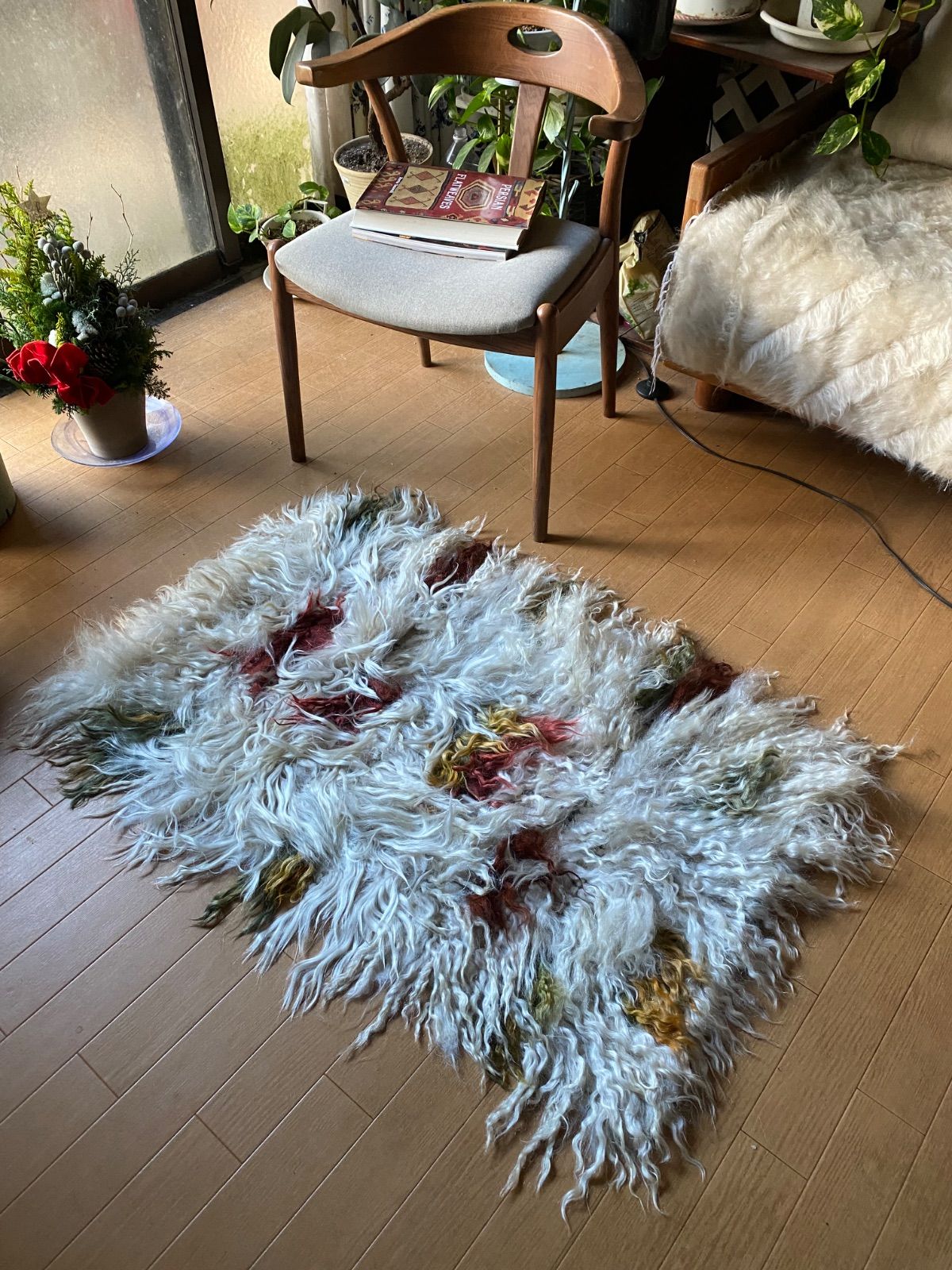 トルコの遊牧民の知恵 ヴィンテージのTULU艶々柔らかい子羊の毛が使われたTULU!この色合い滅多にありません!小さいけどずっしり1 6 kgこれだけ束の艶々のTULUは初めてぬやなご紹介 お洒落な世界に一枚のTULU