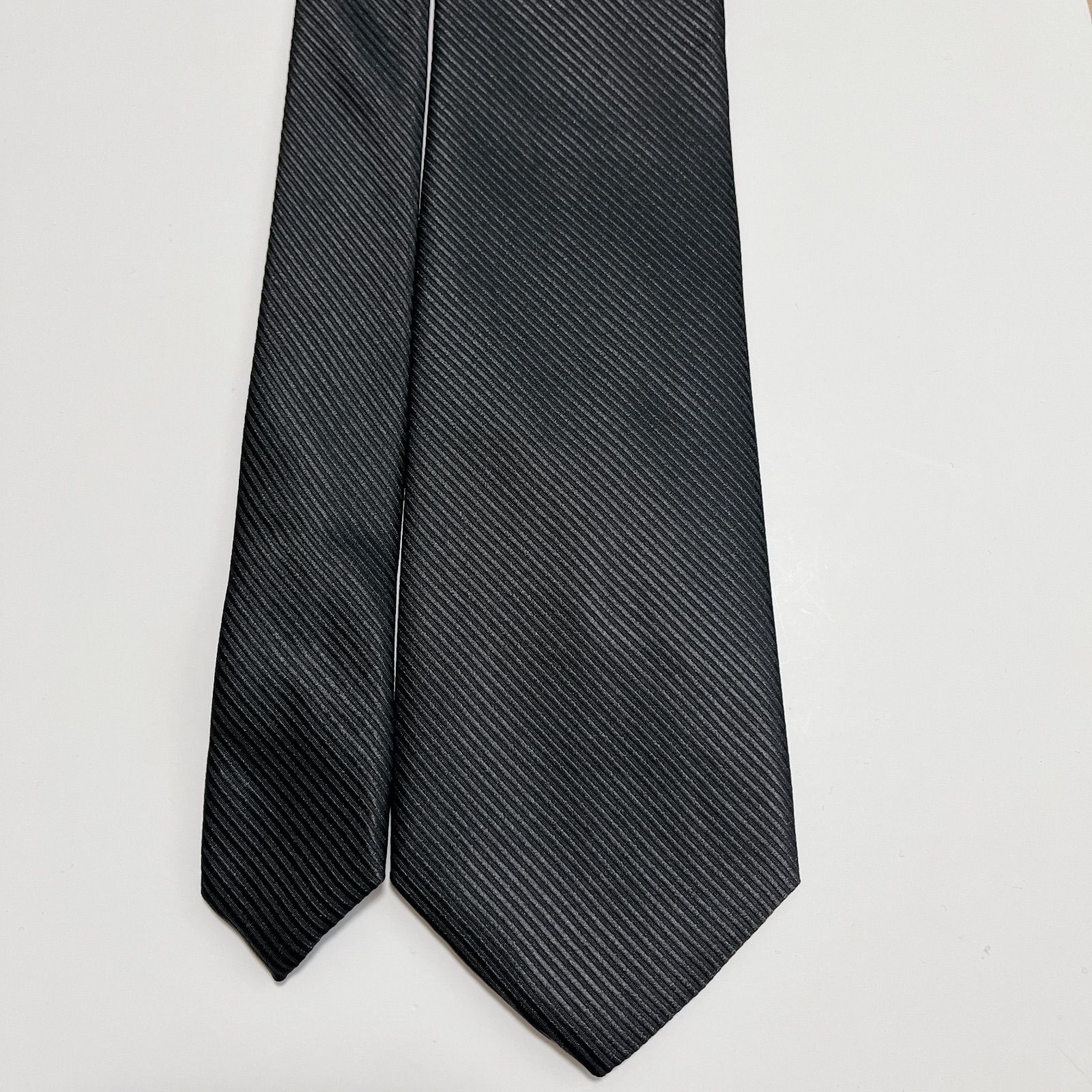 美品 フェンディ ネクタイ ハイブランド ソリッドタイ 無地 光沢 希少