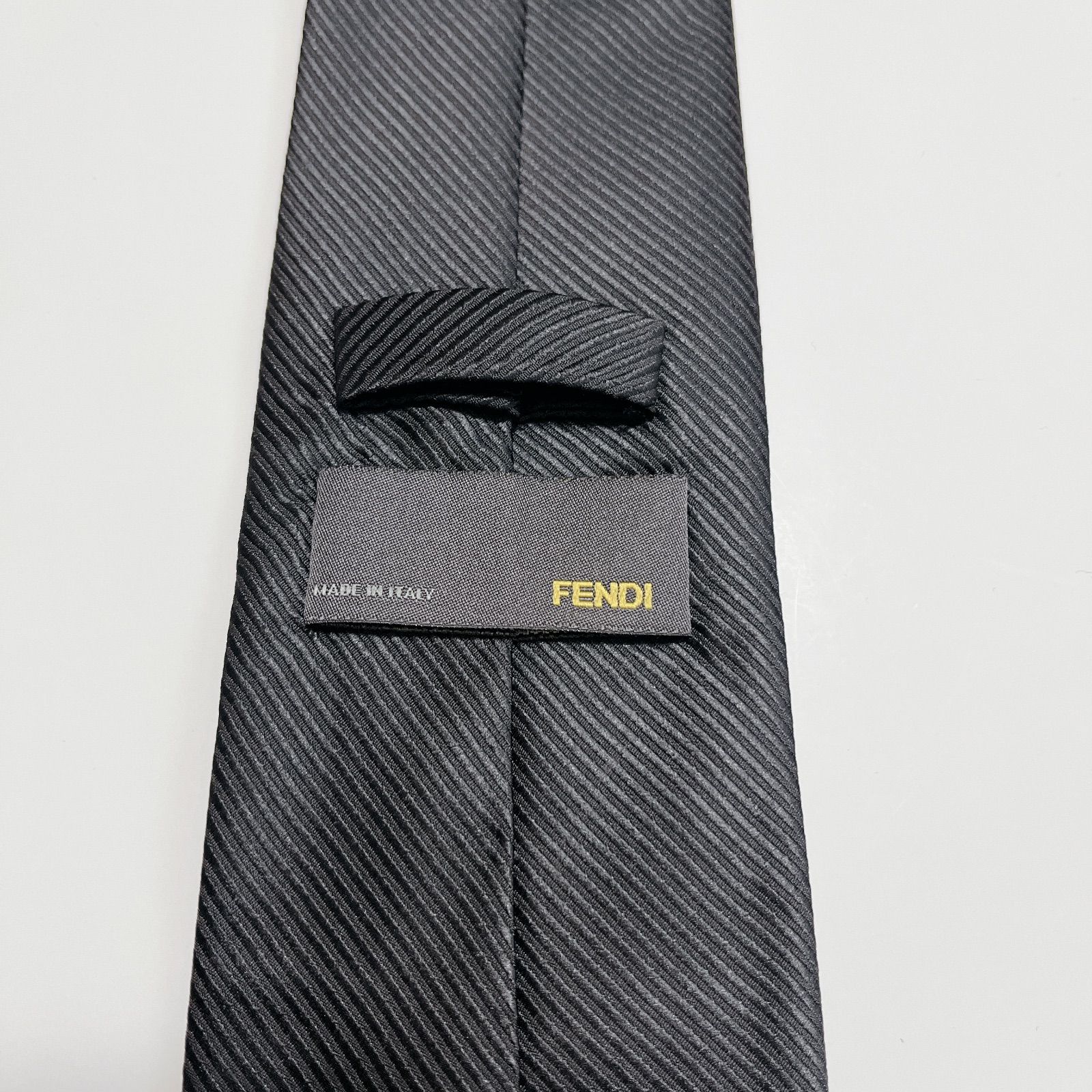 美品 フェンディ ネクタイ ハイブランド ソリッドタイ 無地 光沢 希少